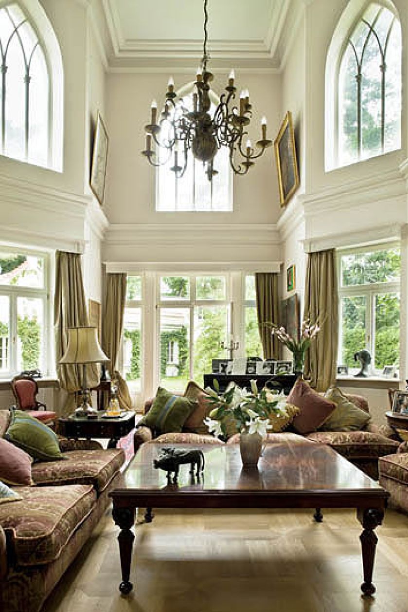 Salon wysoki na osiem metrów. Aby uniknąć monotoni nad oknami zastosowano sztukaterię. eria.