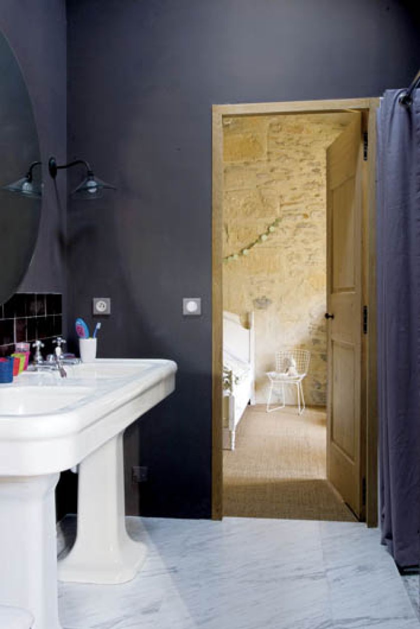 Ściana w kolorze bakłażana. Stara olejarnia zamieniona na loft