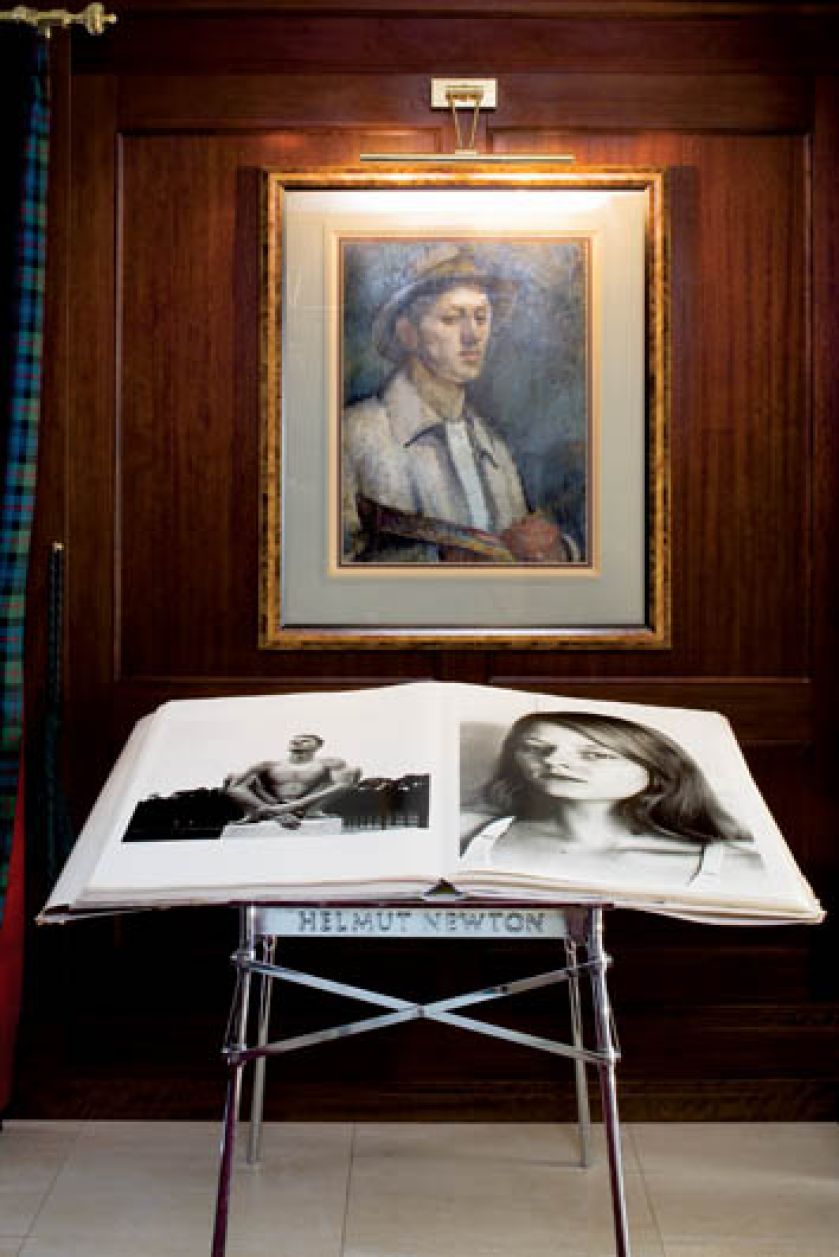 Spotkanie malarstwa z fotografią: autoportret Eugeniusza Eibischa i album Helmuta Newtona na podstawie, którą zaprojektował