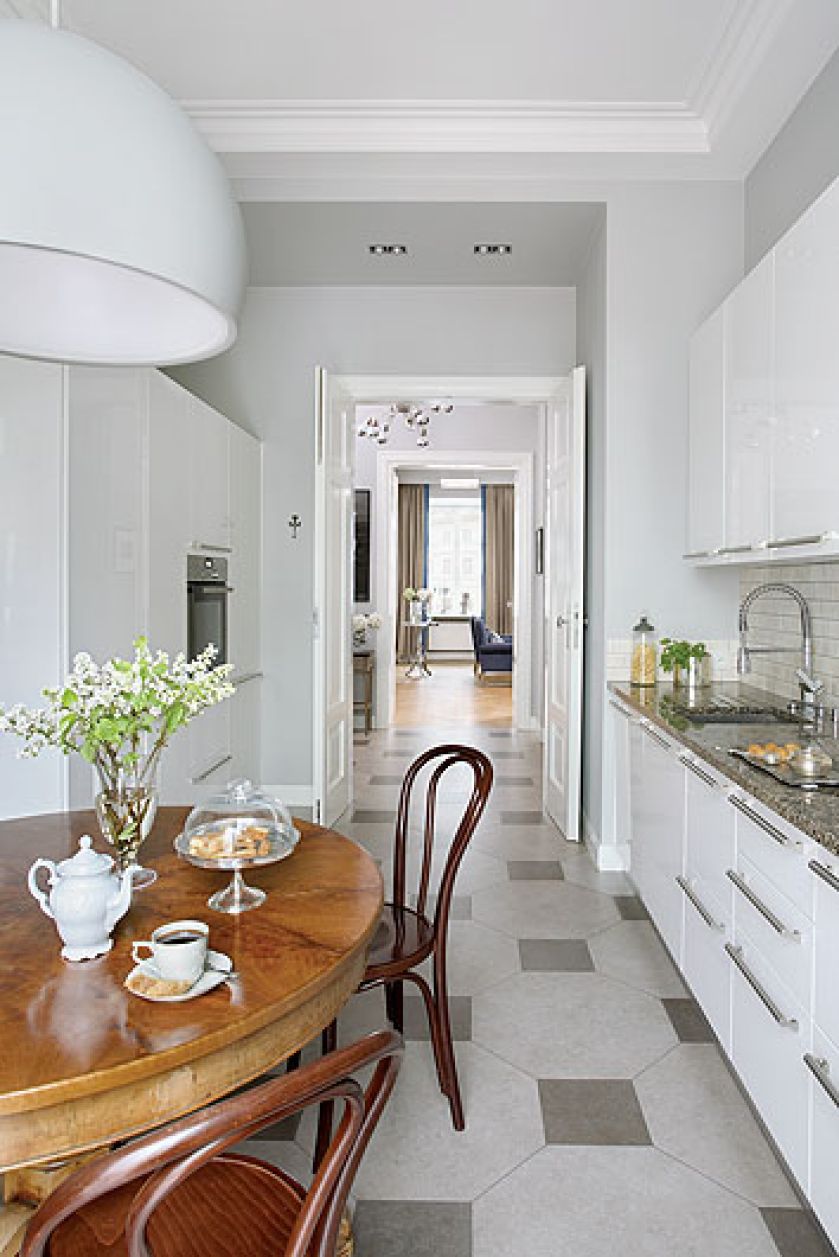 Stare z nowym żyje tutaj w zgodzie. Nad stołem kupionym przez przyjaciela Małgorzaty na pchlim targu wisi ascetyczna lampa