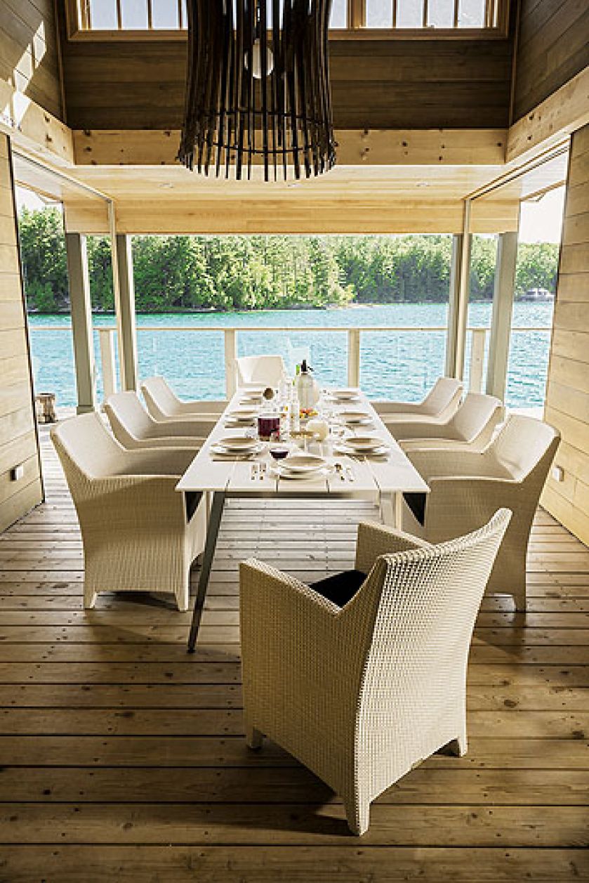 Stoły od 15 000 zł (zależnie od wymiarów), foteliki z kolekcji Barcelona od 5500 zł. Interstyle