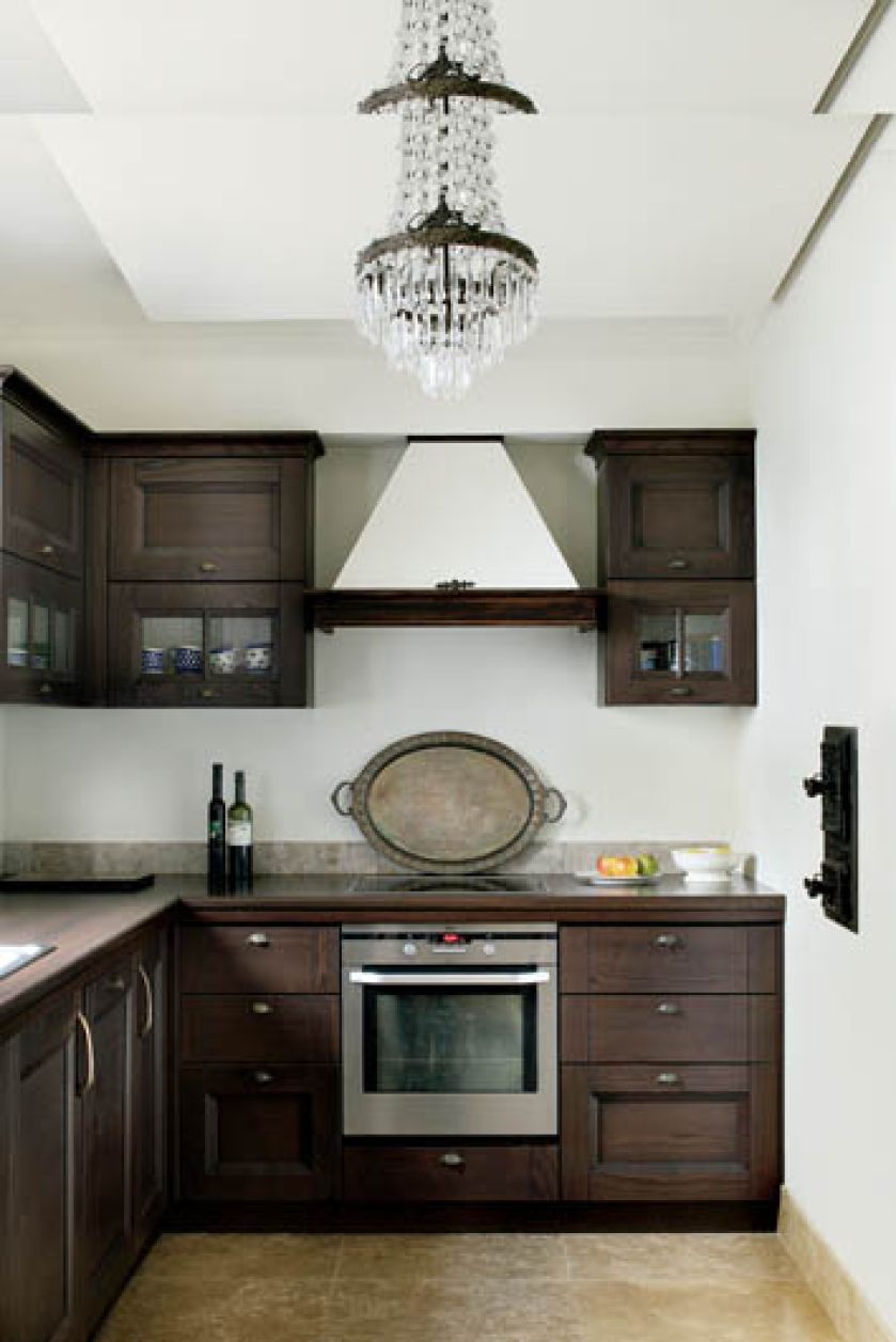 Stylowa kuchnia z uchwytami wyszparanymi na giełdzie staroci.