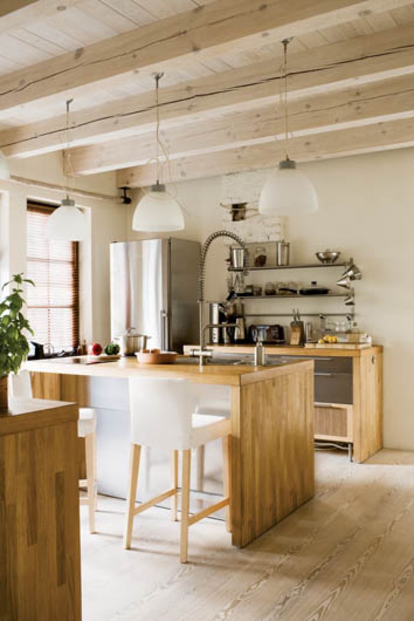 Światło, przestrzeń i drewno w roli głównej. Do tego ręcznie lepiona cegła i parę mebli.