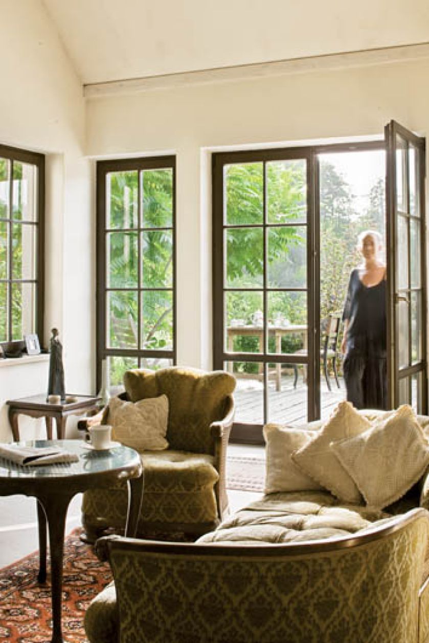 Światło, przestrzeń i drewno w roli głównej. Do tego ręcznie lepiona cegła i parę mebli.