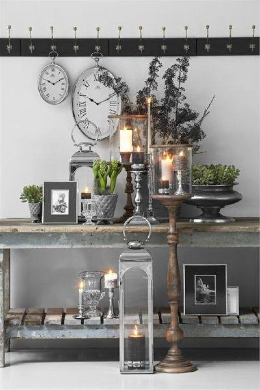 Szary lubi blask i światło. Kilka świec lub lampionów podkreśli tę niesamowitą moc szarości.