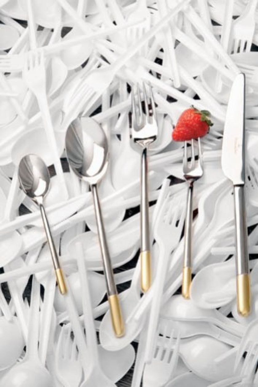 Sztućce Ella Gold z pozłacanymi trzonkami: łyżeczka do herbaty - 45 zł, widelec - 60 zł. VILLEROY BOCH