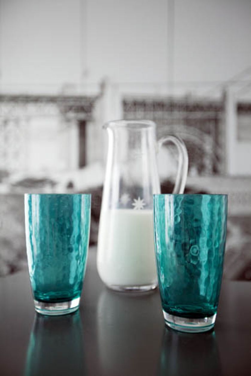 Także elementy dekoracyjne są zdominowane przez biel i morski błękit.