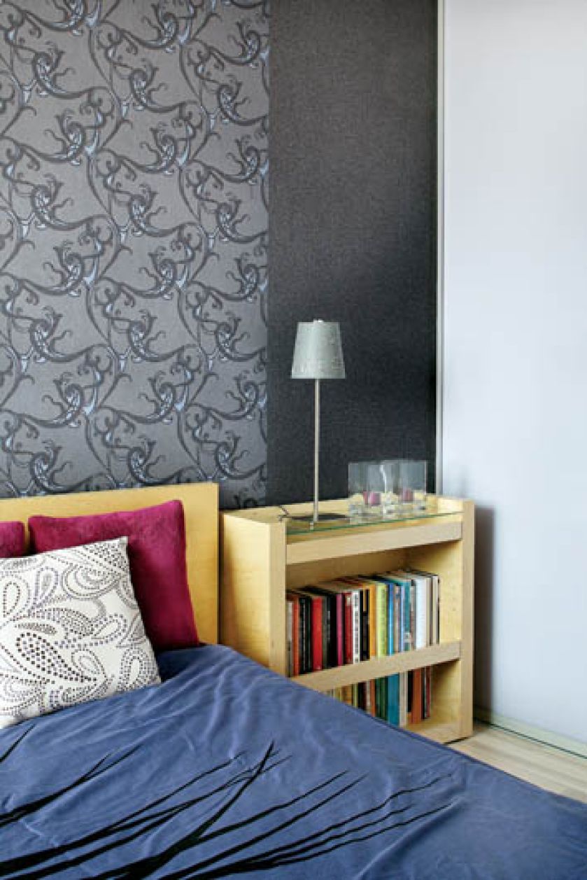 Tapeta do sypialni uwiodla Annę, bo choć jest z paieru, wygląda jakby była miękką tkaniną.