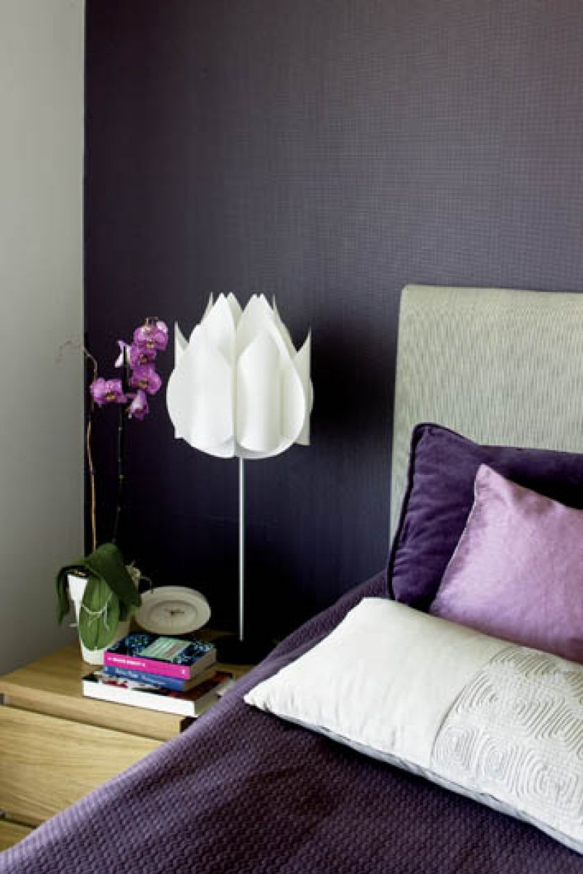 Tapeta w sypialni do złudzenia przypomina płótno.