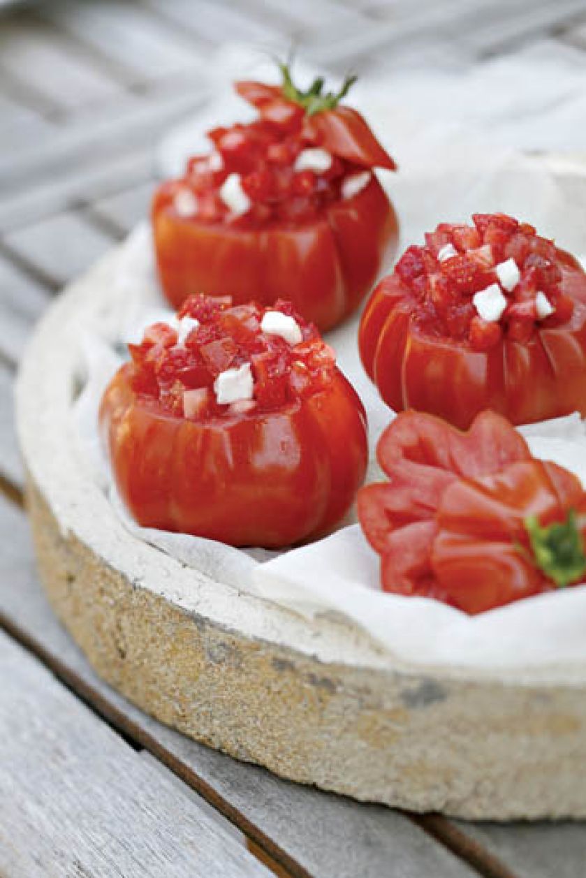 Tatar z pomidorów i truskawek z olejem pistacjowym.