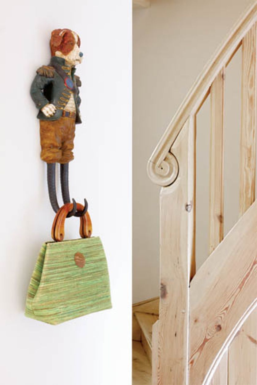 Te stare schody artysta stolarz oczyszczal przez sześć tygodni centymetr po centymetrze