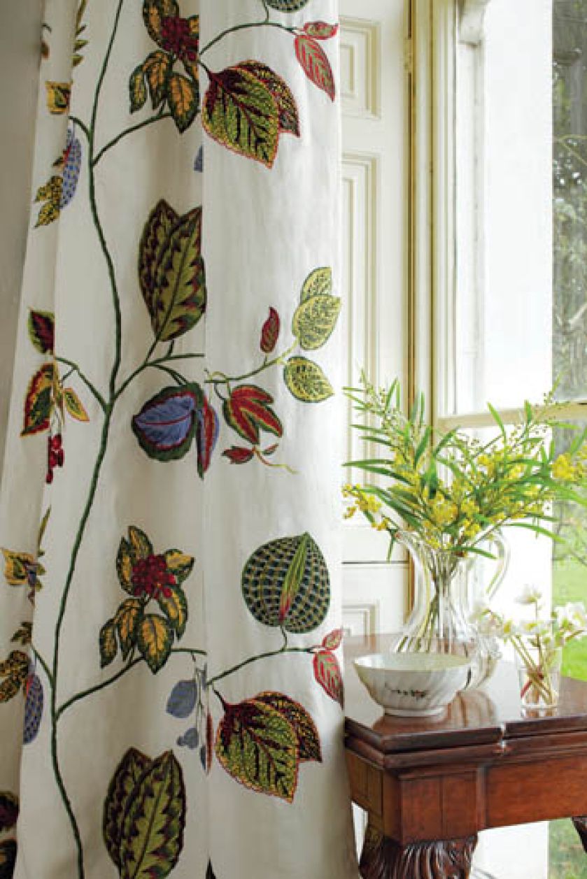 Tkanina firmy Zoffany z kolekcji Frangipani (wiskoza i bawełna). 501 zł/m.b. DECODORE