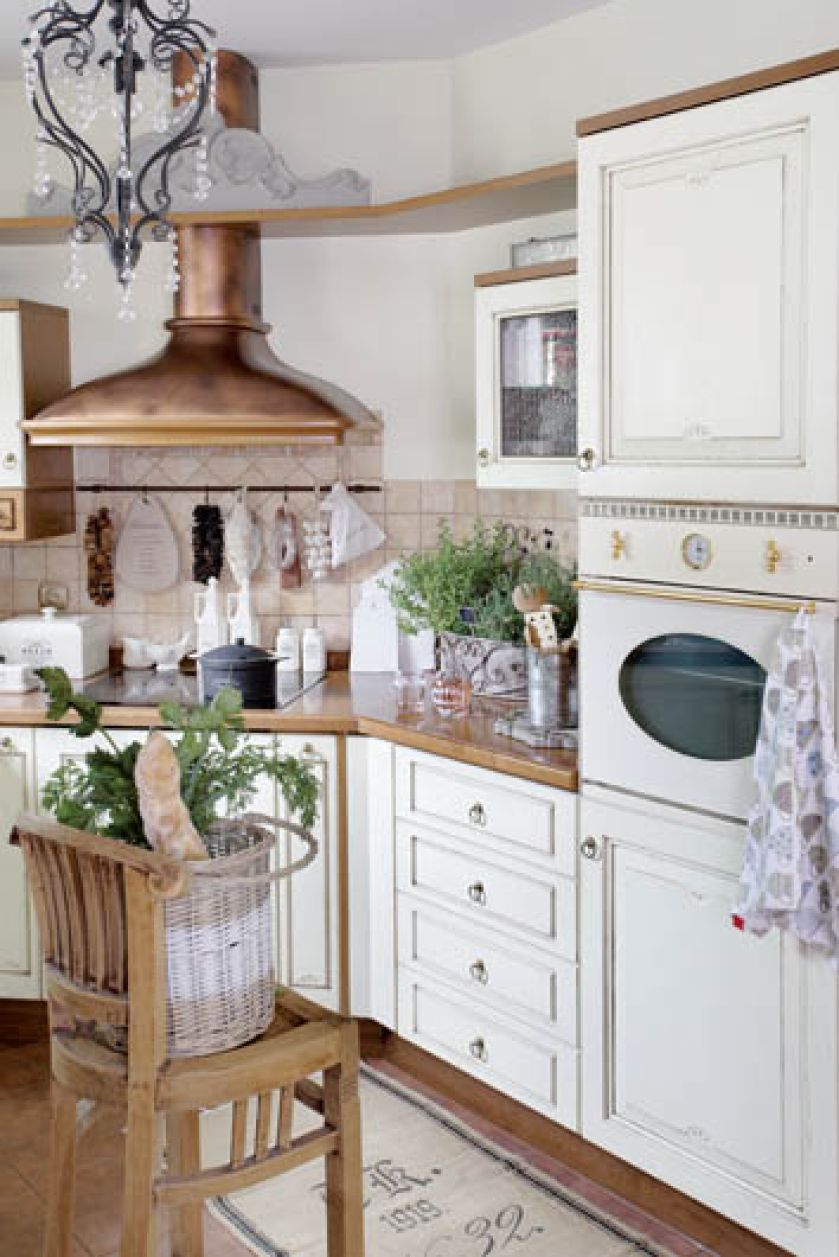 Tradycyjnie: proste drewniane szafki, mosiężny okap oraz piekarnik retro.