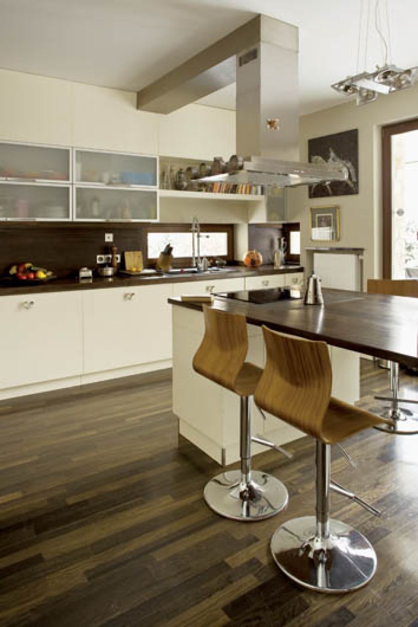 Tu zbierają się wszyscy domownicy i goście - wokół wyspy.