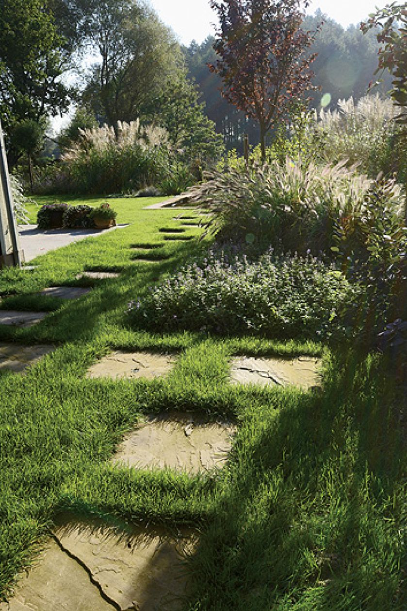 Ścieżka z prostokątnych płyt piaskowca