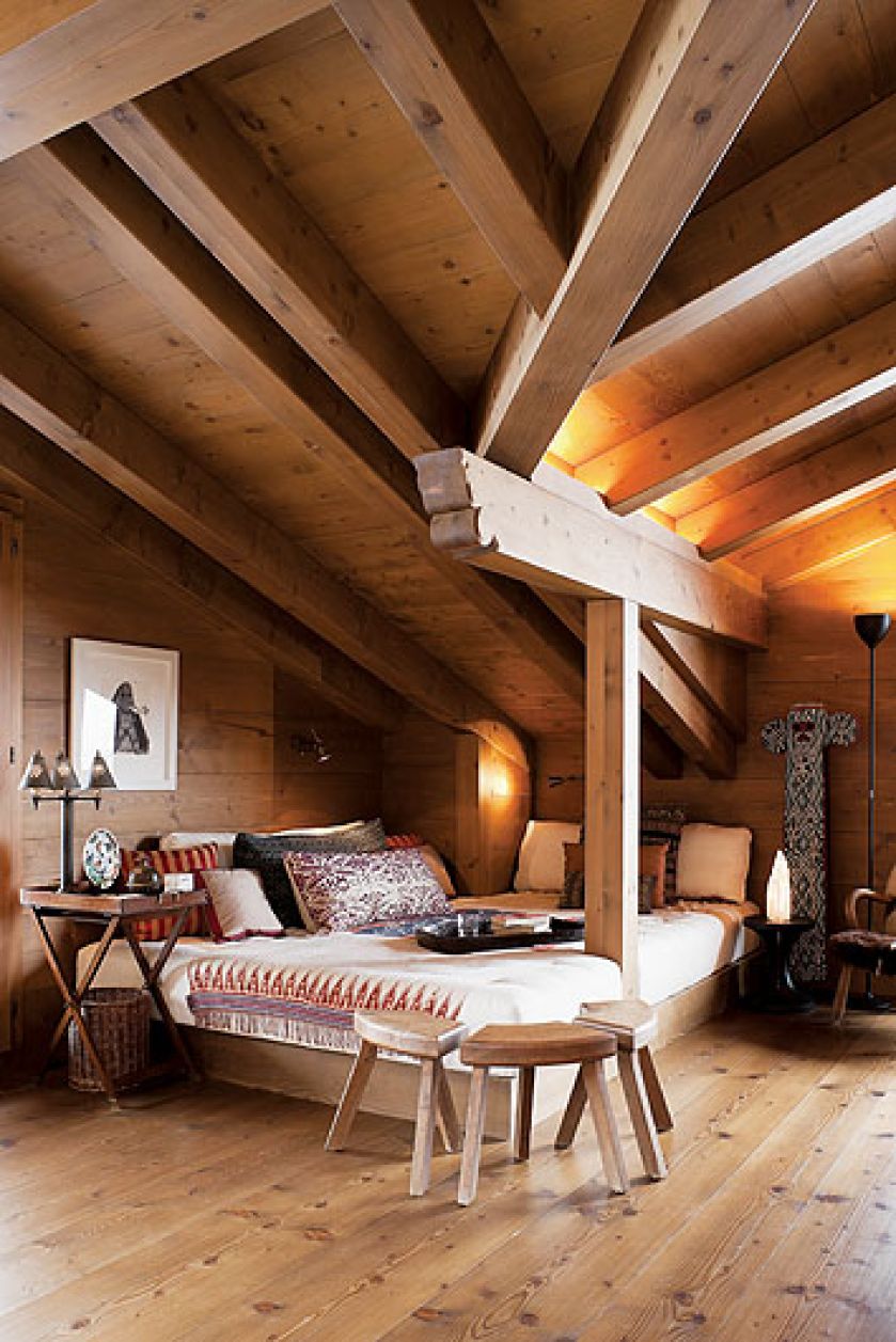 Ubrana we wzorzyste bawełny przywiezione z Azji. Obok łóżka postawił totem, prezent urodzinowy od przyjaciół - narciarzy.