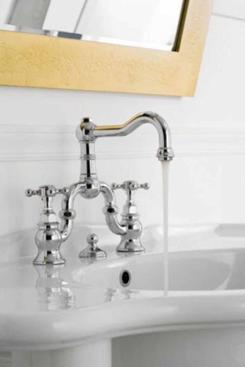 W angielskiej stylistyce - Canterbury na nóżkach. Cena - 2044 zł. GRAFF