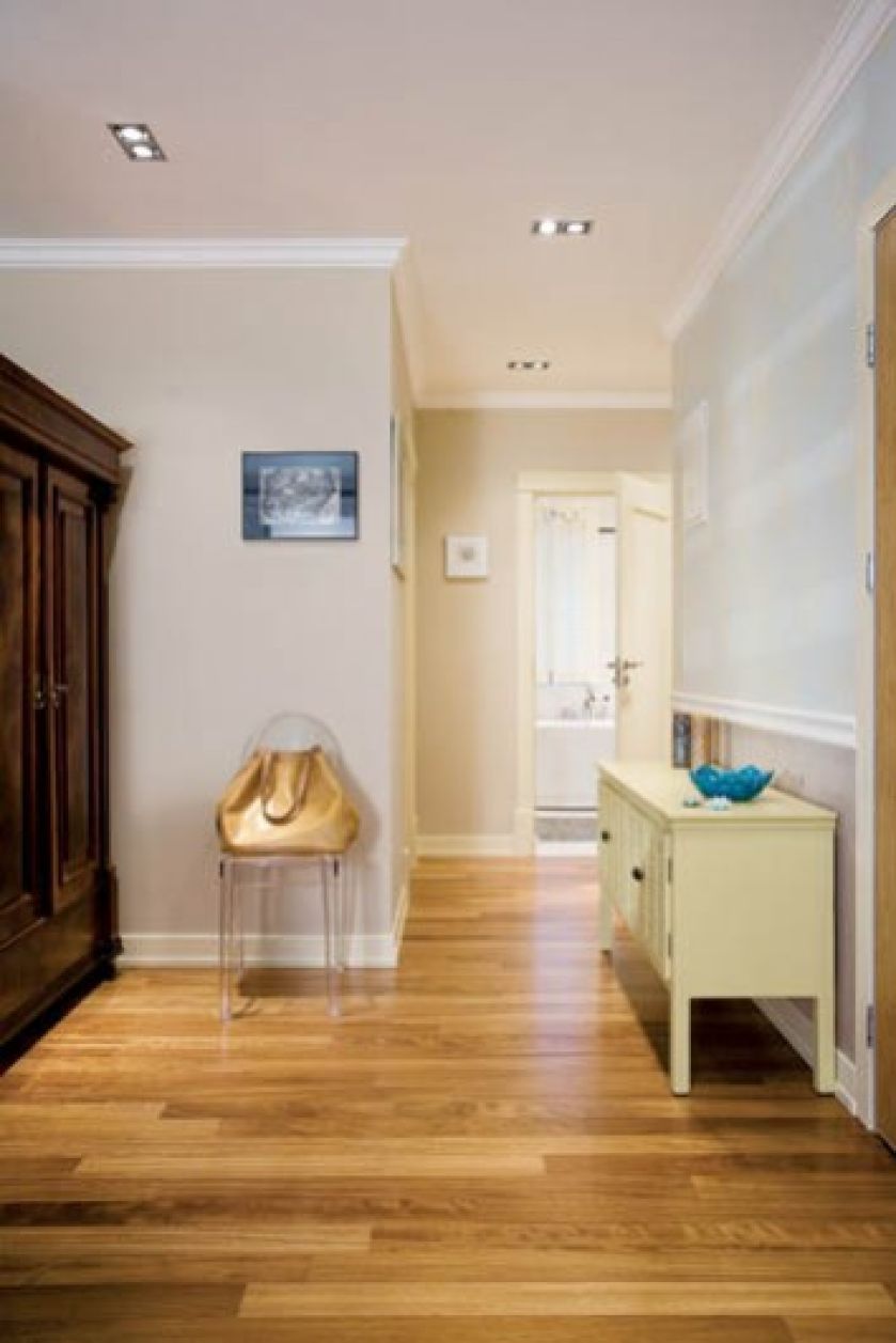 W holu panuje ta sama kolorystyka co w reszcie mieszkania: ciepły beż z niebieskimi akcentami.