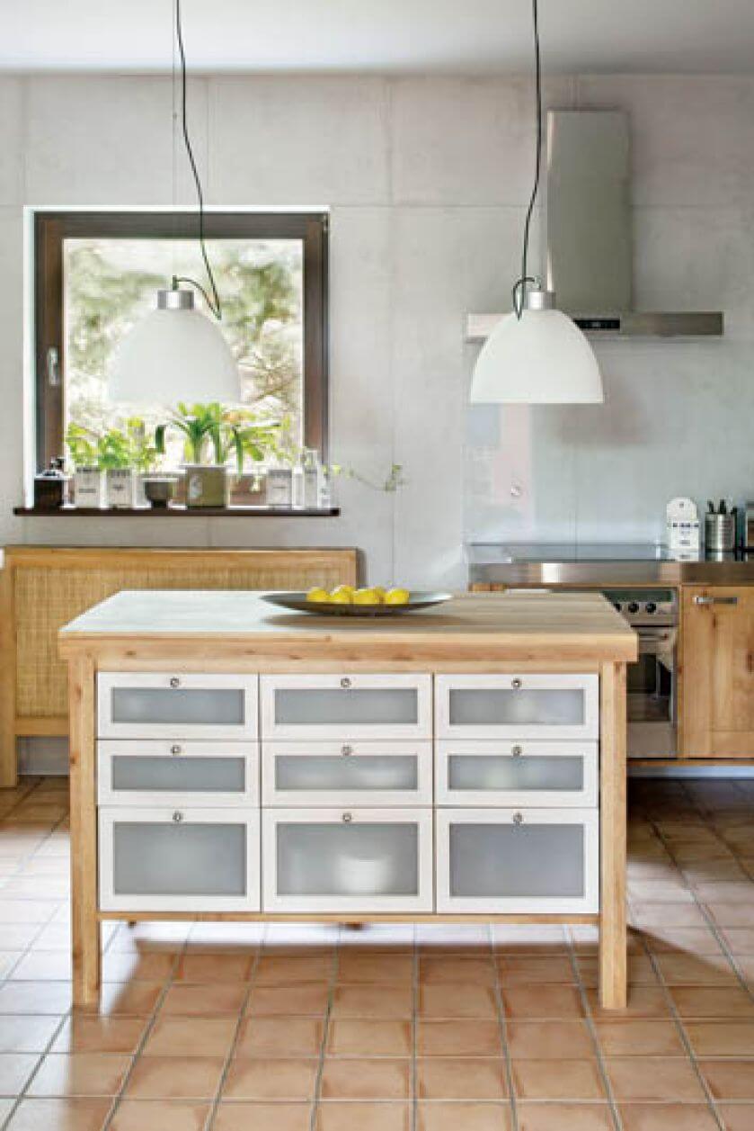 W kuchni panuje styl surowy, industrialny, ale łatwo go oswoić zielenią ziół i ciepłym odcieniem olchowego drewna, z którego