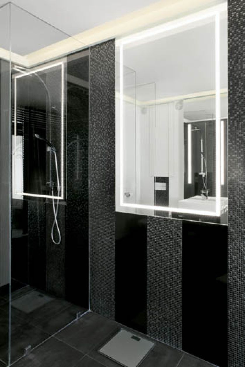 W łazience również wszystko jest wykońcozne na wysoki połysk: meble, płytki, armatura.