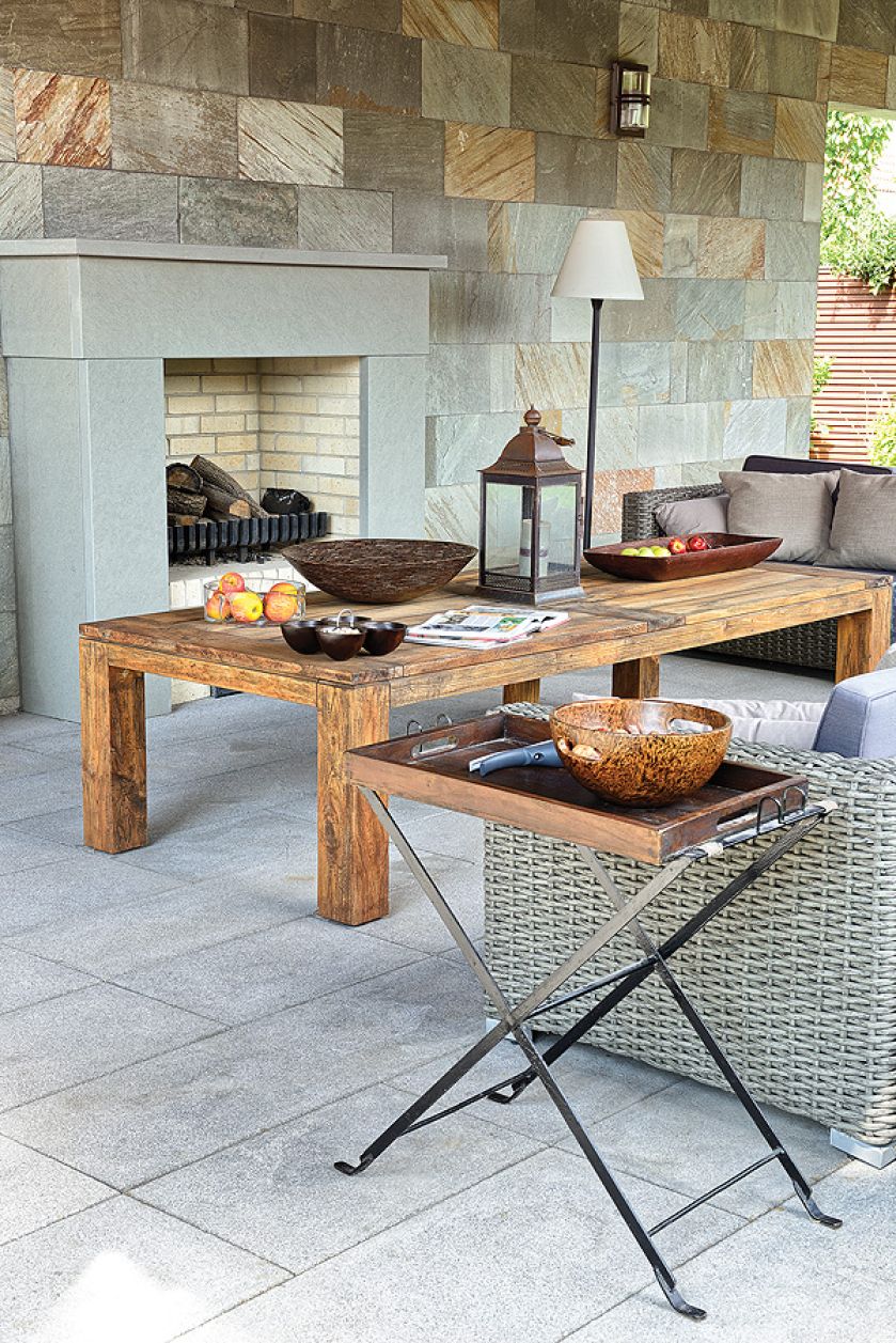 W ogrodzie po jedzeniu, podobnie jak w domu, można sie przenieść do salonu z leżankami, kanapą i kominkiem.