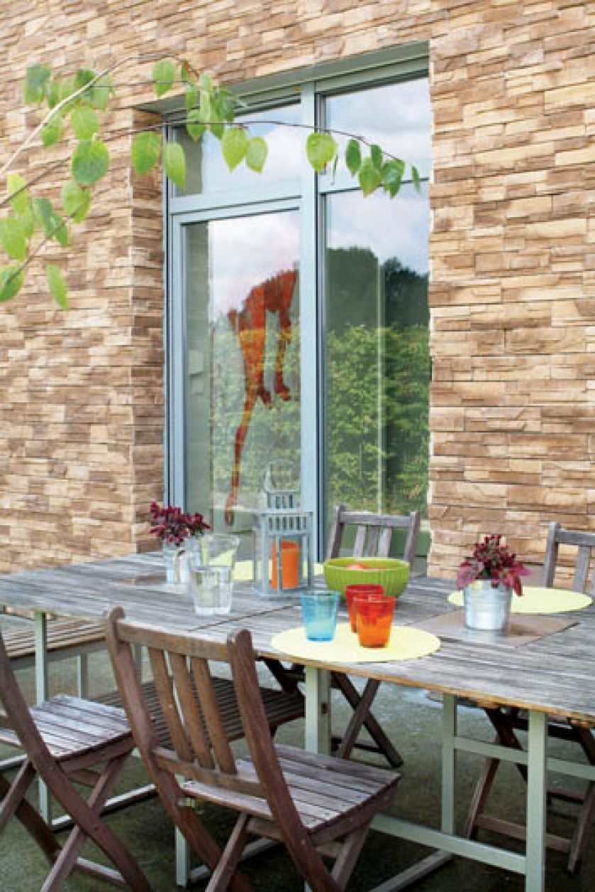 W ogrodzie stoi olbrzymi stół. Dzięki temu, gdy przychodzą goście, nie brakuje miejsca.