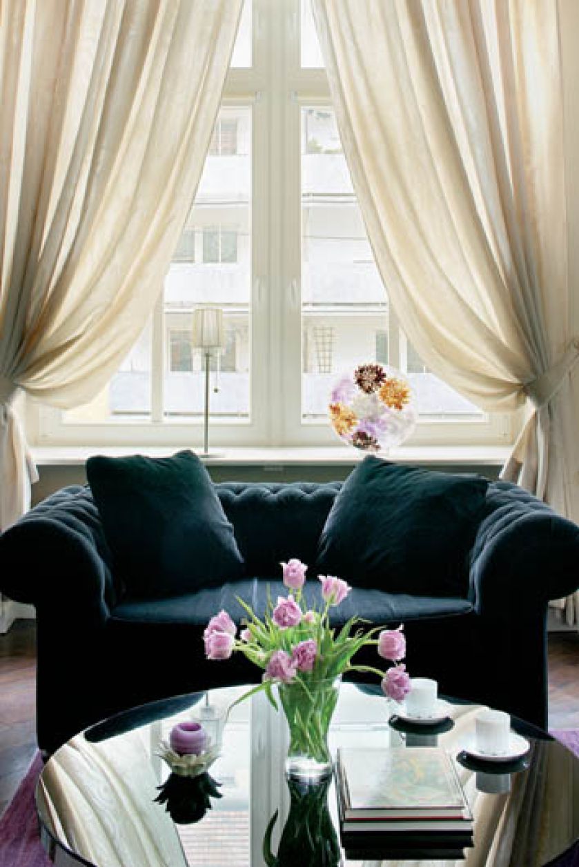 W salonie stoją wielkie, pluszowe kanapy.