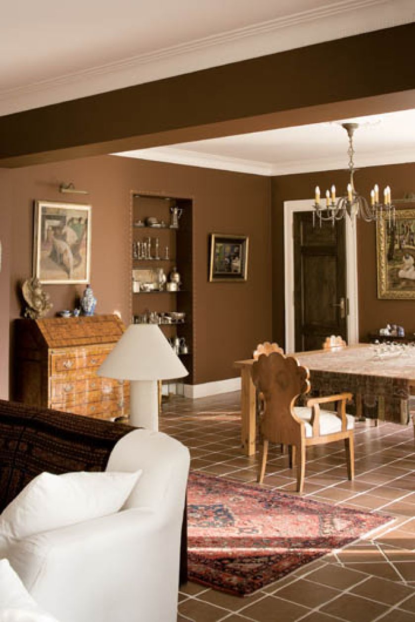 W salonie uwagę przyciąga kolekcja obrazów, sreber i innych wiekowych drobiazgów.