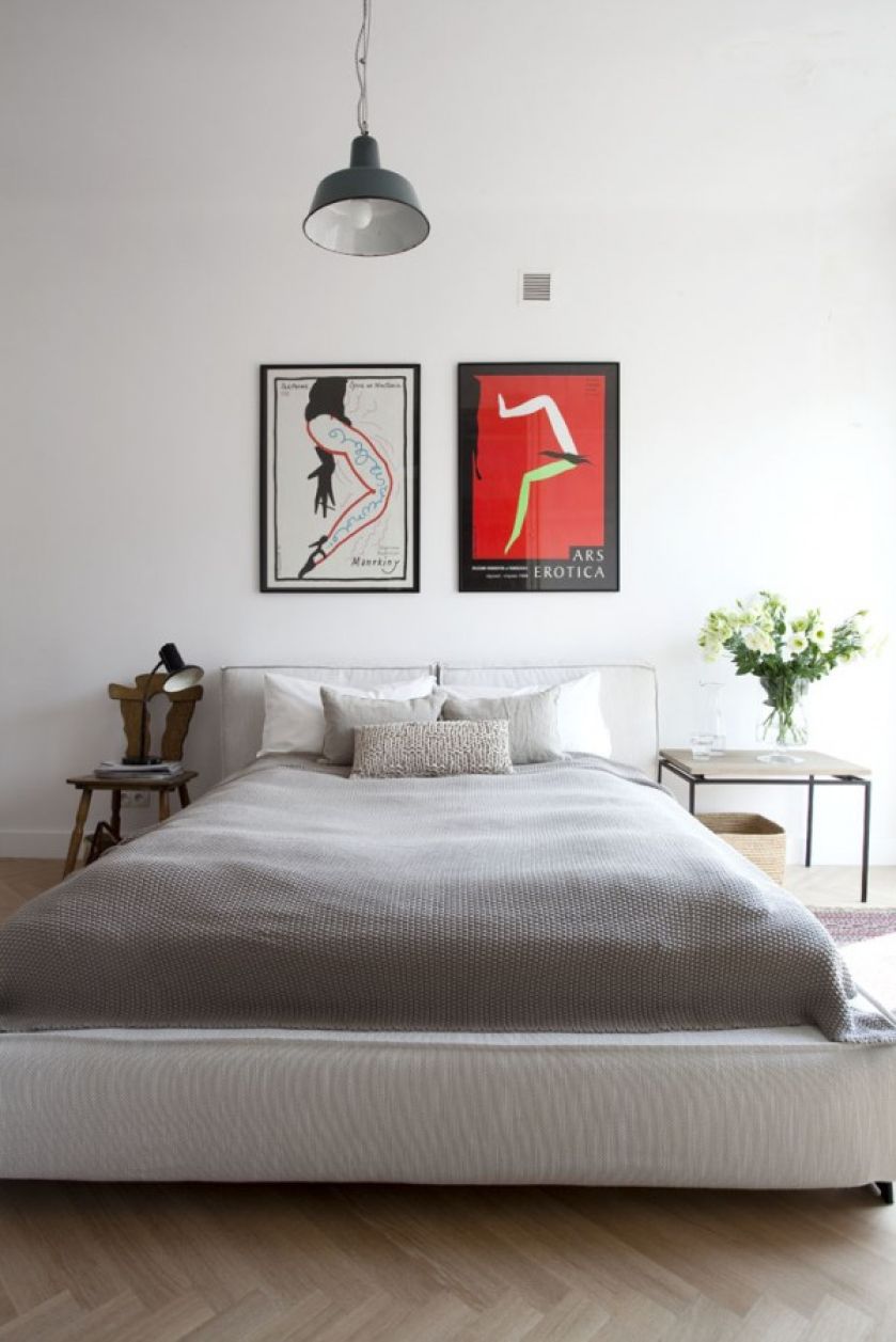 W sypialni na ścianach wiszą polskie plakaty z lat 70. i 80.