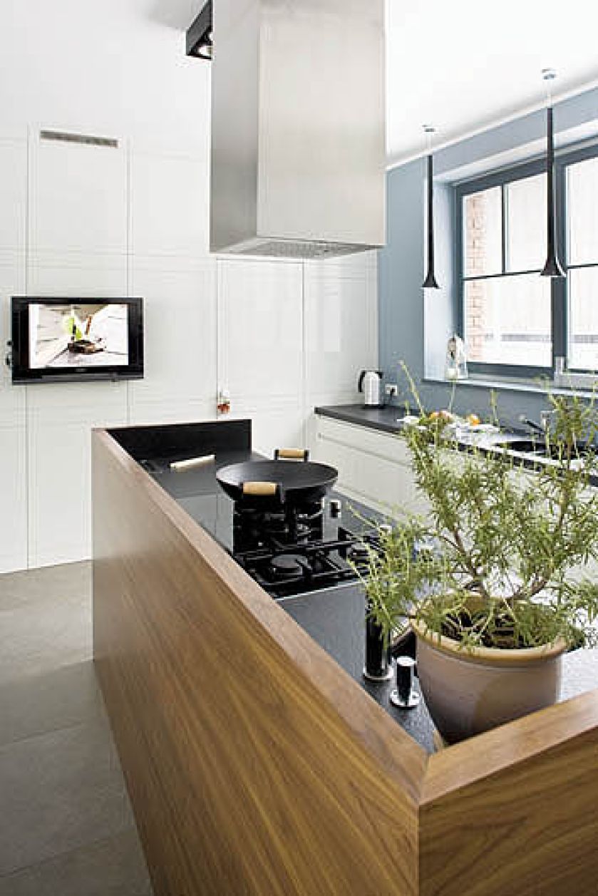 W tym domu rządzi duch modernizmu. Tylko w jadalni i łazience dla gości czuć mieszczańską przytulność.