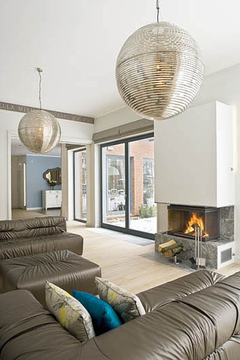 W tym domu rządzi duch modernizmu. Tylko w jadalni i łazience dla gości czuć mieszczańską przytulność.