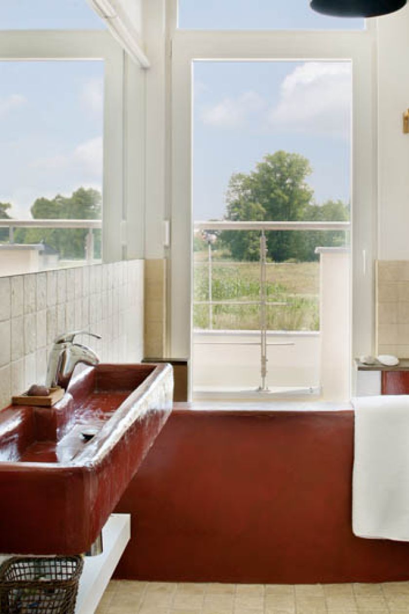 Wanna z żywicy. Murowana podstawa obłożona twardym styropianem, a potem masą żywiczną. Całość Magda pomalowała