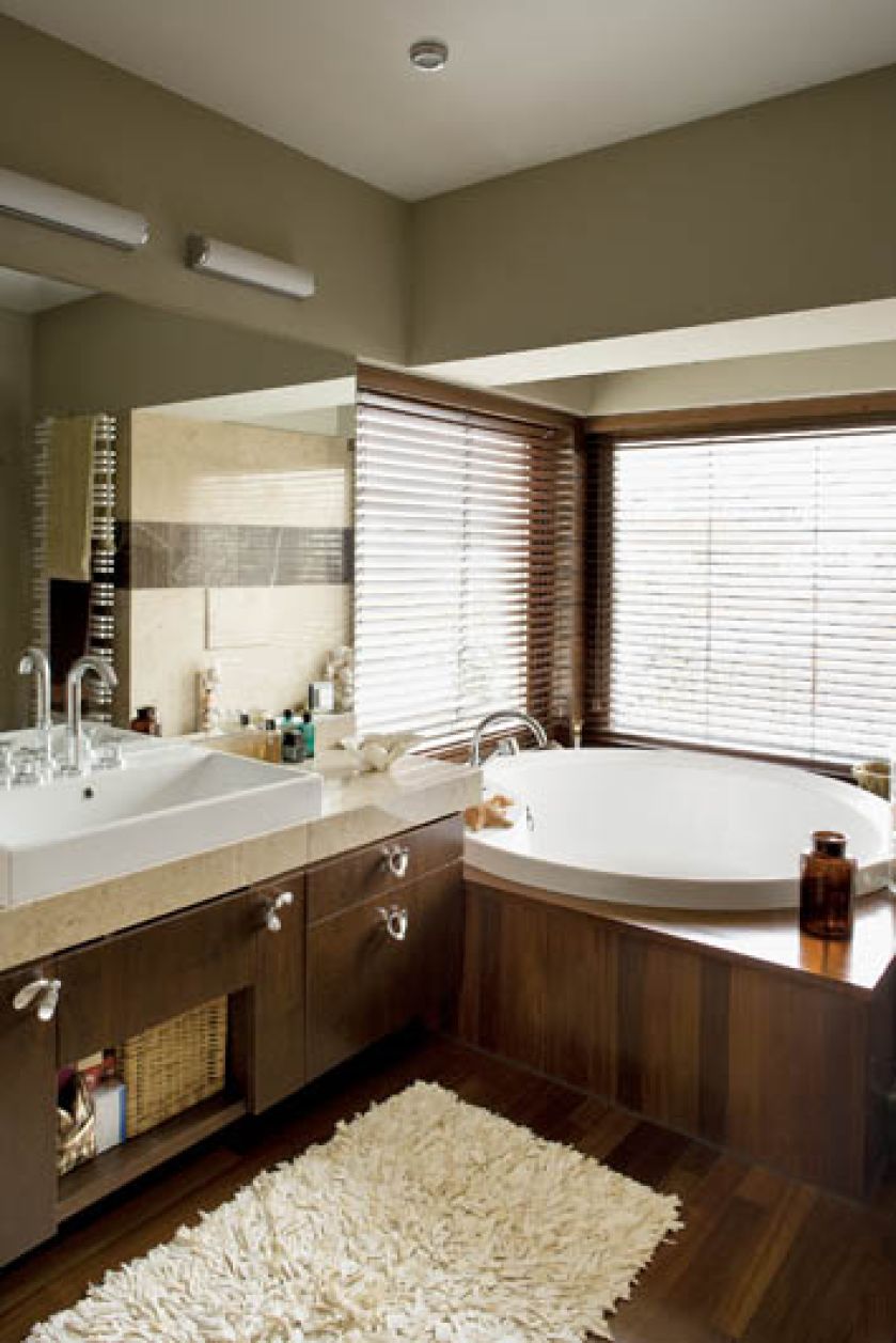 Wanna zmieściła się w łazience dzięki doklejeniu do budynku kubika.