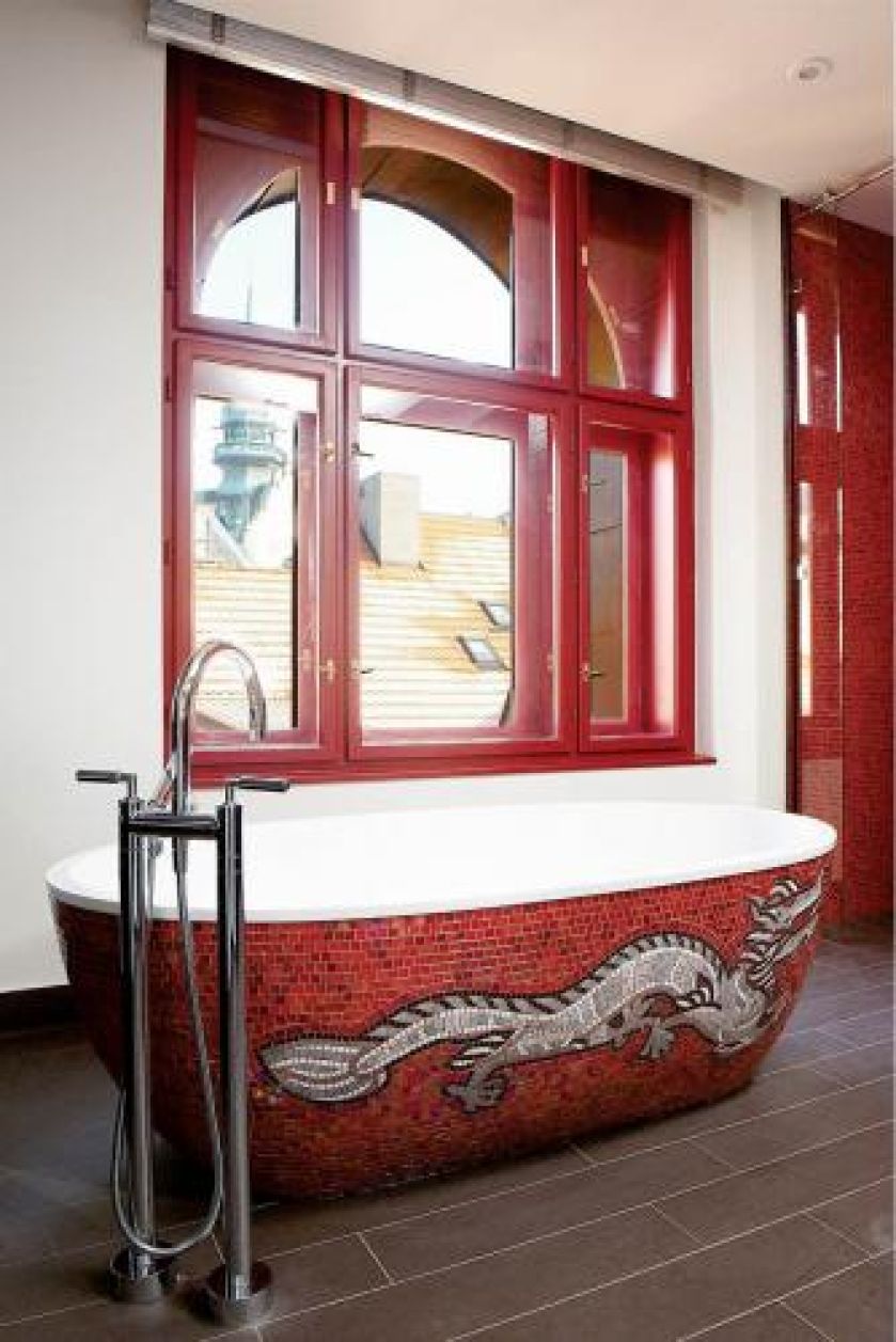 Wanny francuskiej firmy Aquamass mogą być z zewnątrz malowane, okładane mozaiką, metalowe, a nawet skórzane. AQUAMASS