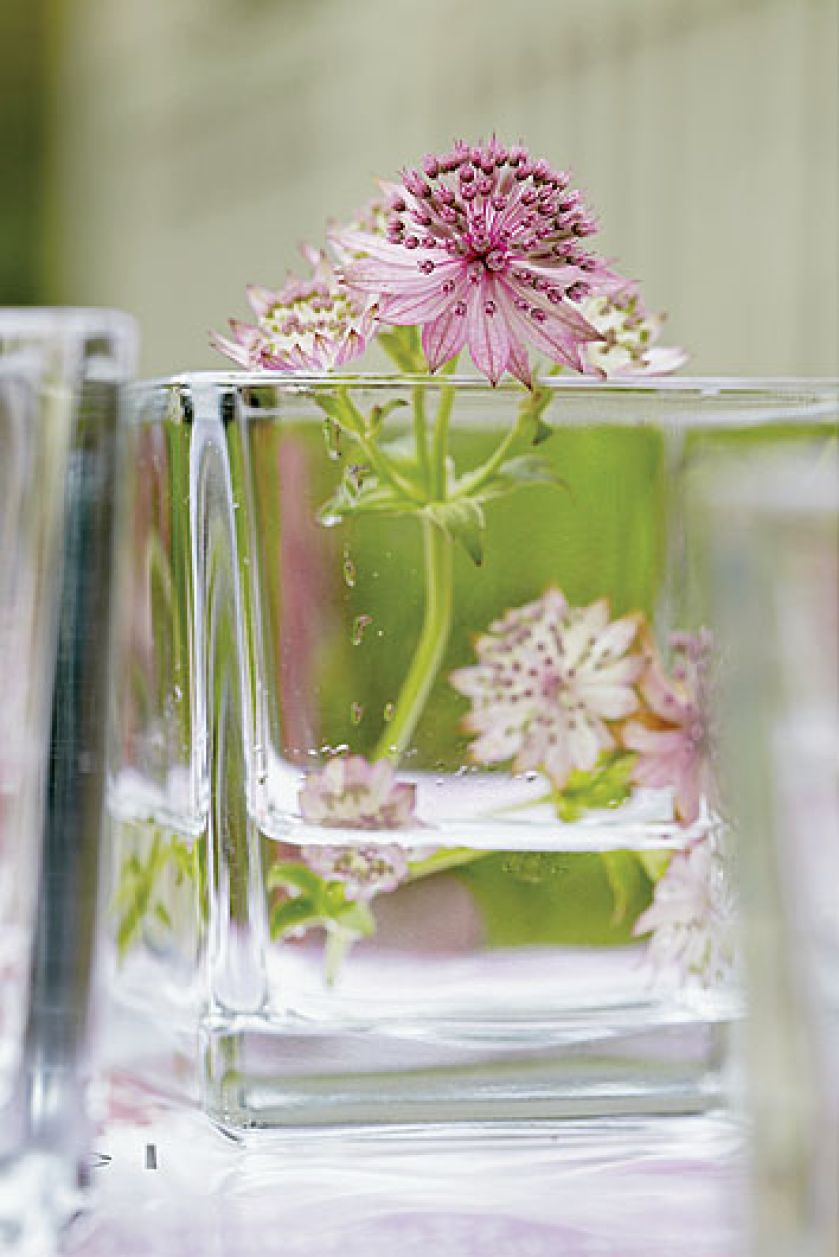 Wazony na wiosenny stole. Szklane dekoracje do domu.