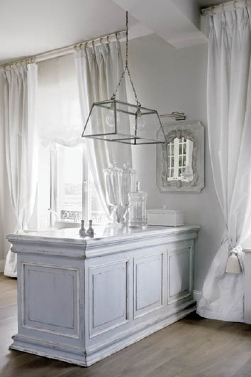 Wnętrze nawiązuje do epoki Ludwika i lekkiego stylu Prowansji, który jest przełamany pałacowy rozmachem.