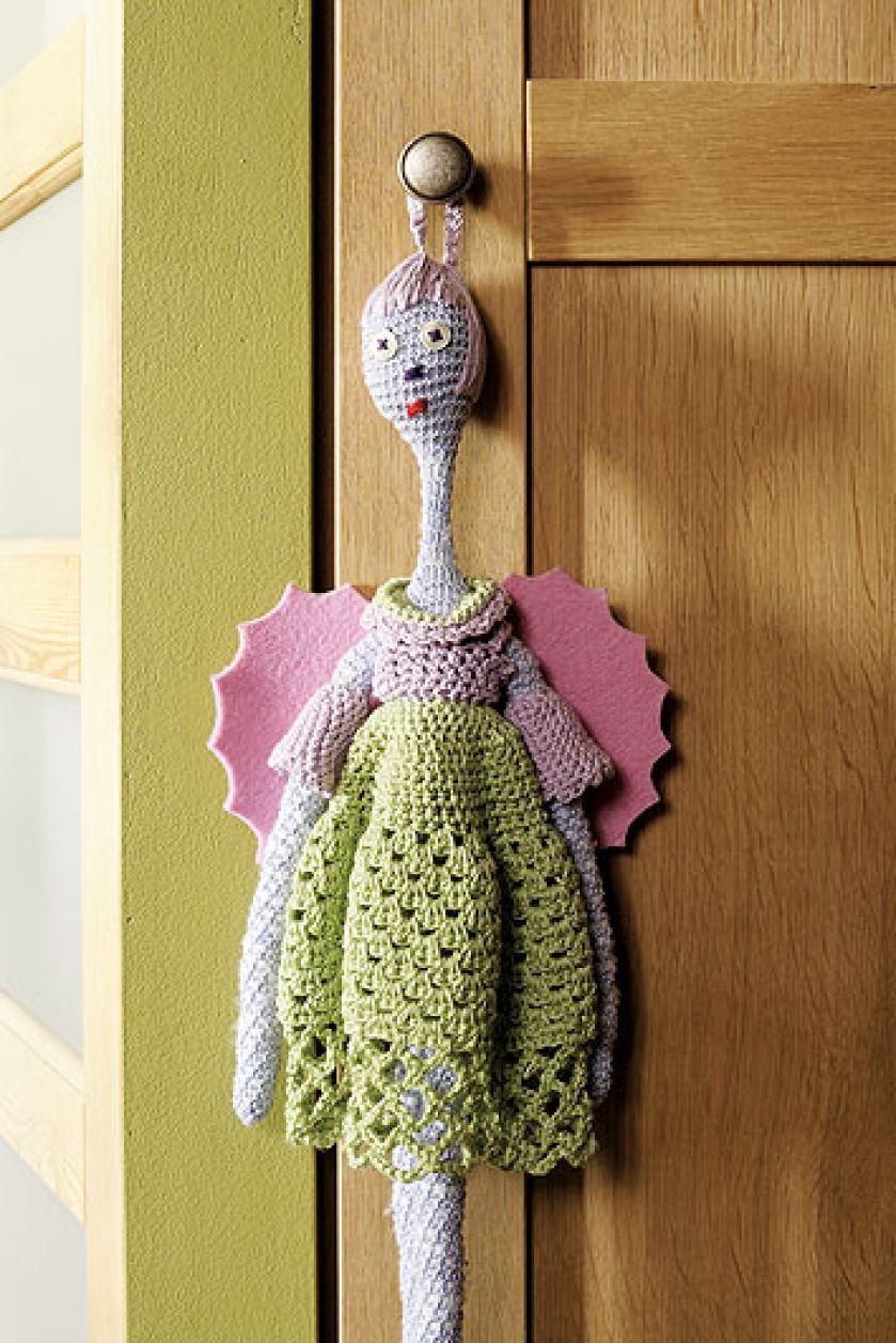 Wydziergane zabawki: kolorowa dekoracja mieszkania.