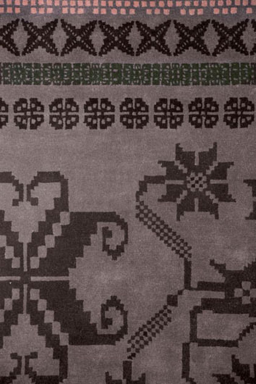 Wzór jak na ludowym kilimie. Dywan projektu Nani Marqiny.
