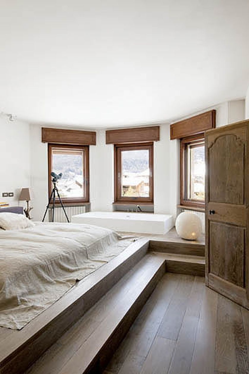 Żeby powstało jacuzzi wpuszczone w podłogę nie trzeba było kuć stropów - wystarczyło zbudować podest, na którym znalazło się