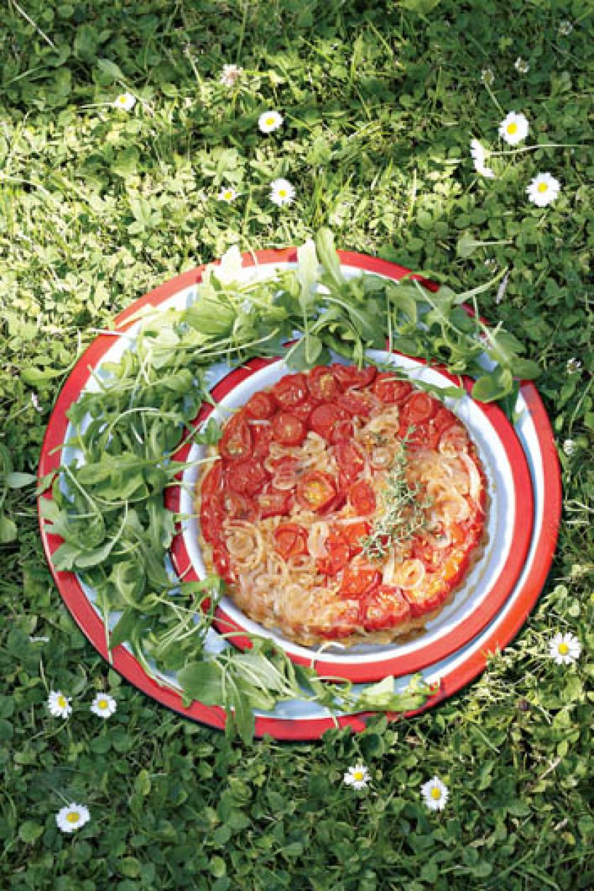 Złocista tarta z pomidorami i konfiturą z cebuli.