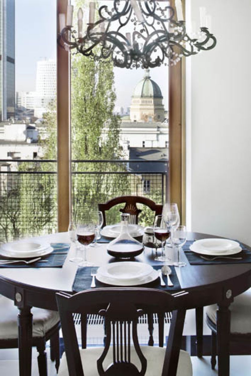 Żyrandol z kryształkami firmy Flamant powieszony nad stołem w jadalni to prezent od przyjaciół.