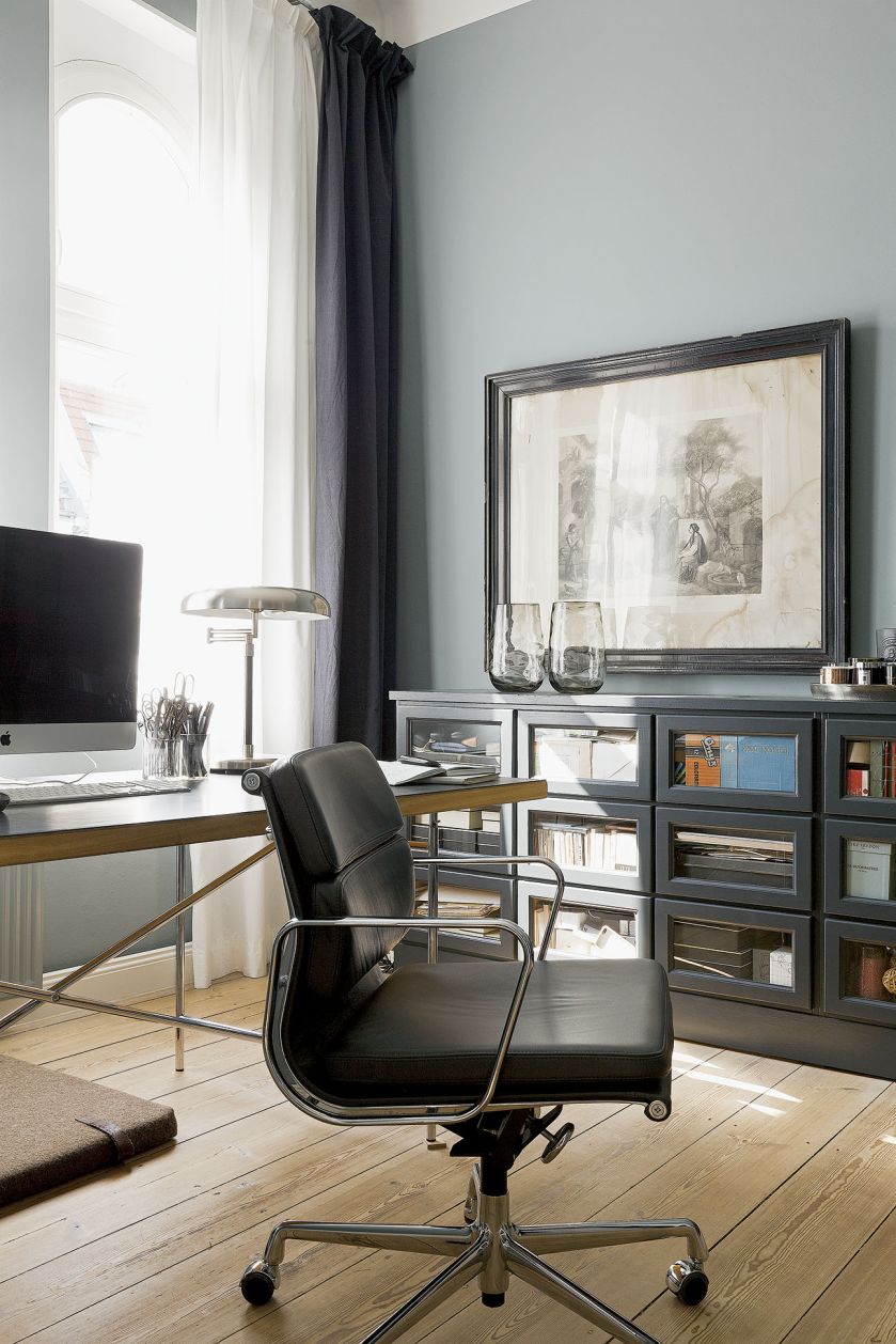 Gabinet stefanie urządziła bardzo dizajnersko – siedzi przy biurku Office Desk projektu Egona Eiermanna na