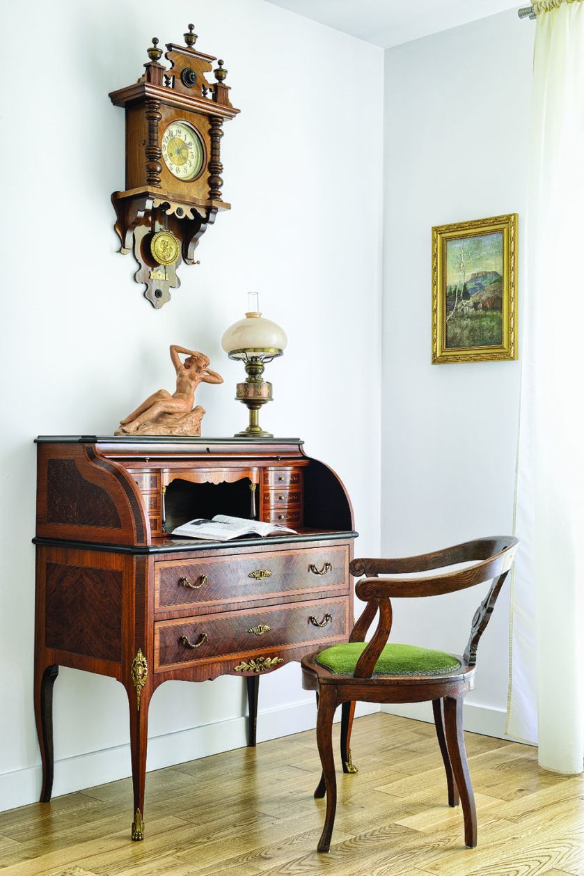 Piękne mieszkanie, a w nim pełno antyków. Połączenie starego z nowym daje wspaniałe rezultaty. Tak jak w przypadku tego