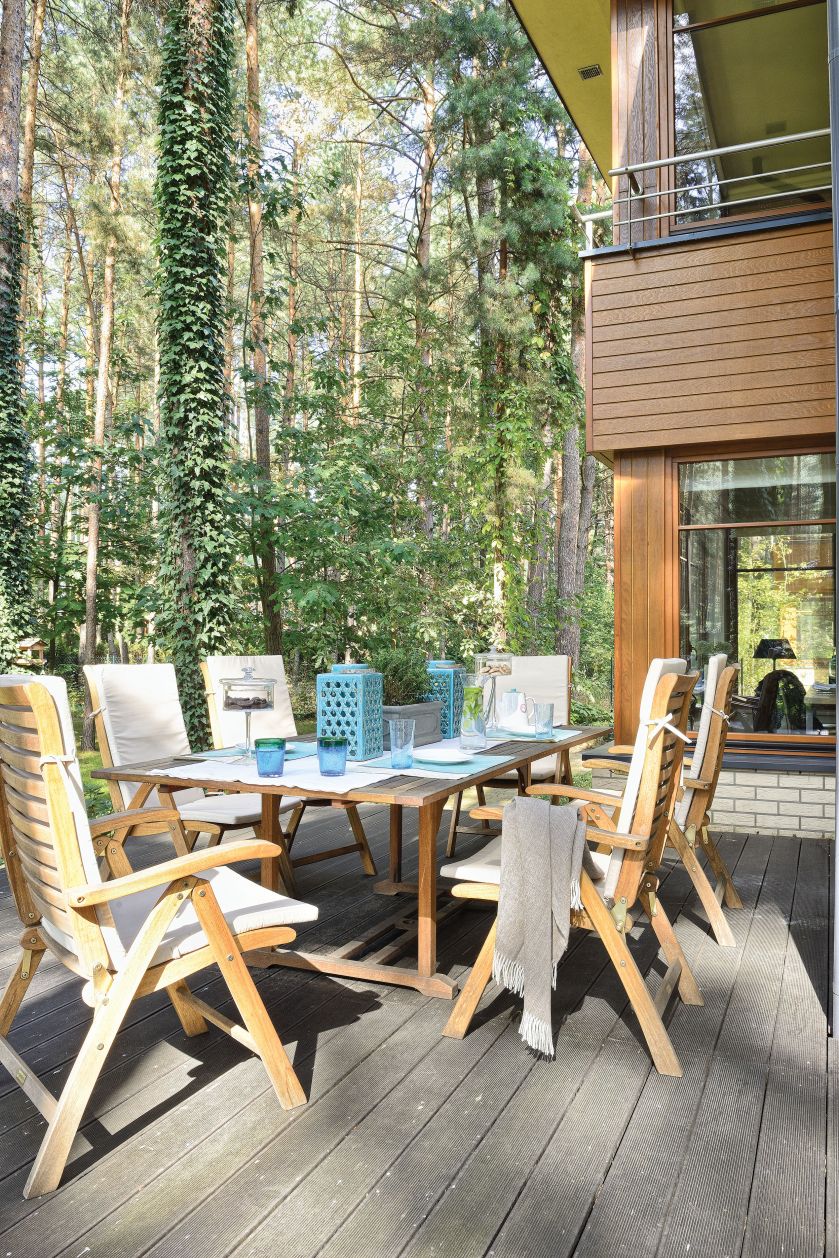 Wystarczy rozsunąć szklane ściany, a dom łączy się z ogrodem. Właścicielka mówi, że odkąd zamieszkali