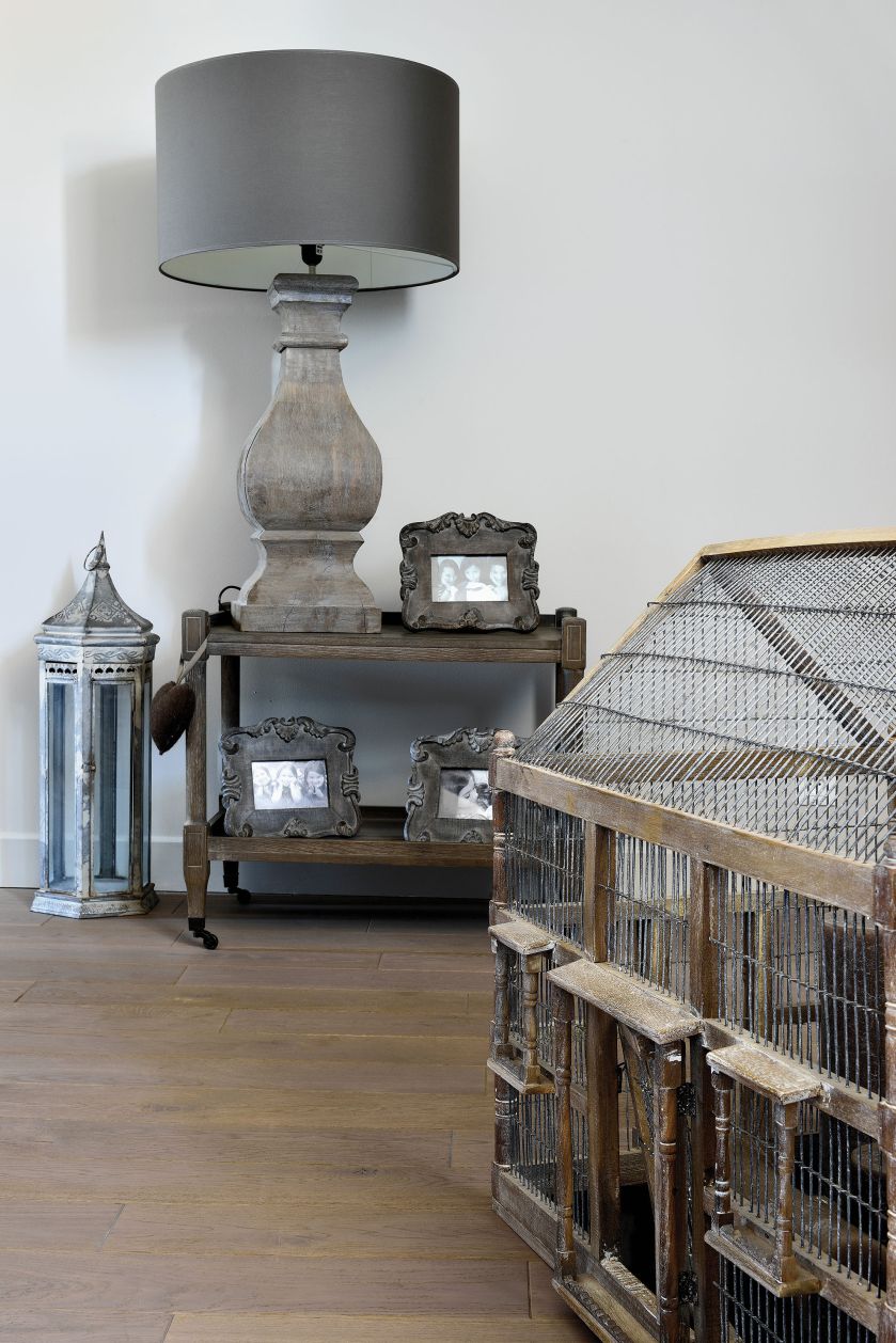 Z siedmiu przeprowadzek pozostał gospodarzom niezły arsenał lamp, mebli i pamiątek.