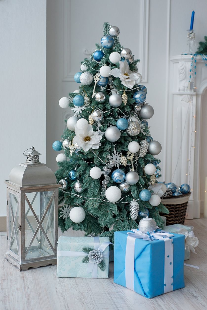 Do choinek niebieskich pasuje nowy trend - ozdoby kwietne.