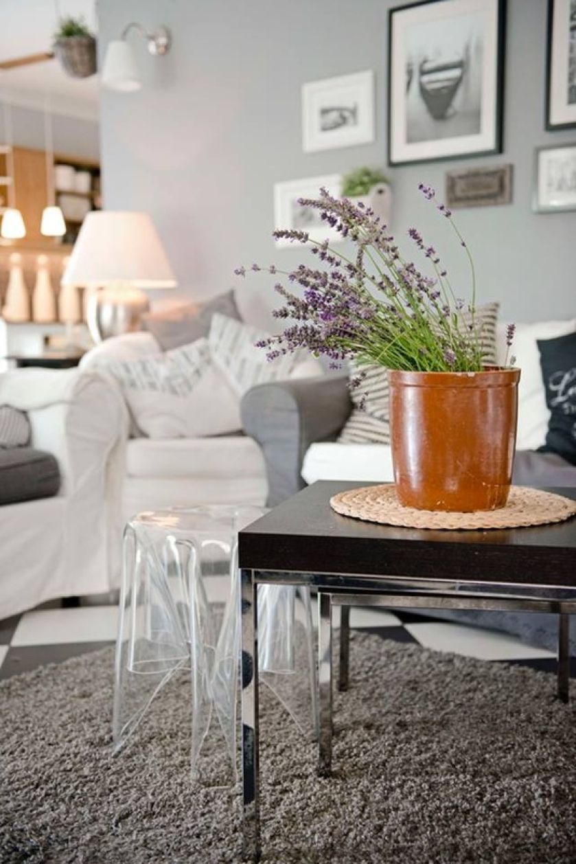 Skandynawski dom w czarno-białą szachownicę