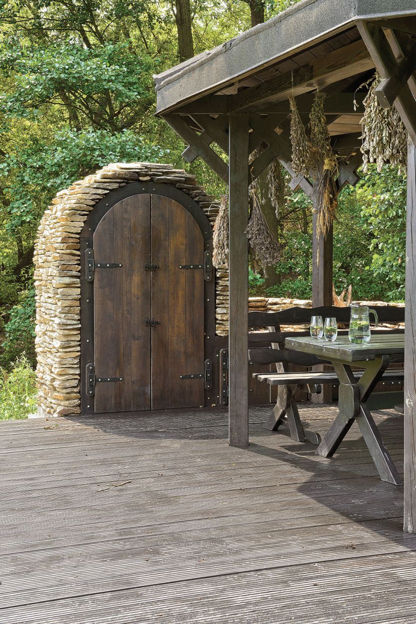 Dziełem projektantów są też taras, brama, mostki, altana, lampy i kurnik.