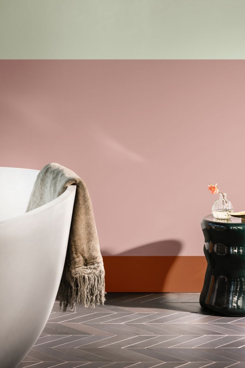 Łazienka w dwóch kolorach: pastelowy róż i miętowa szarość