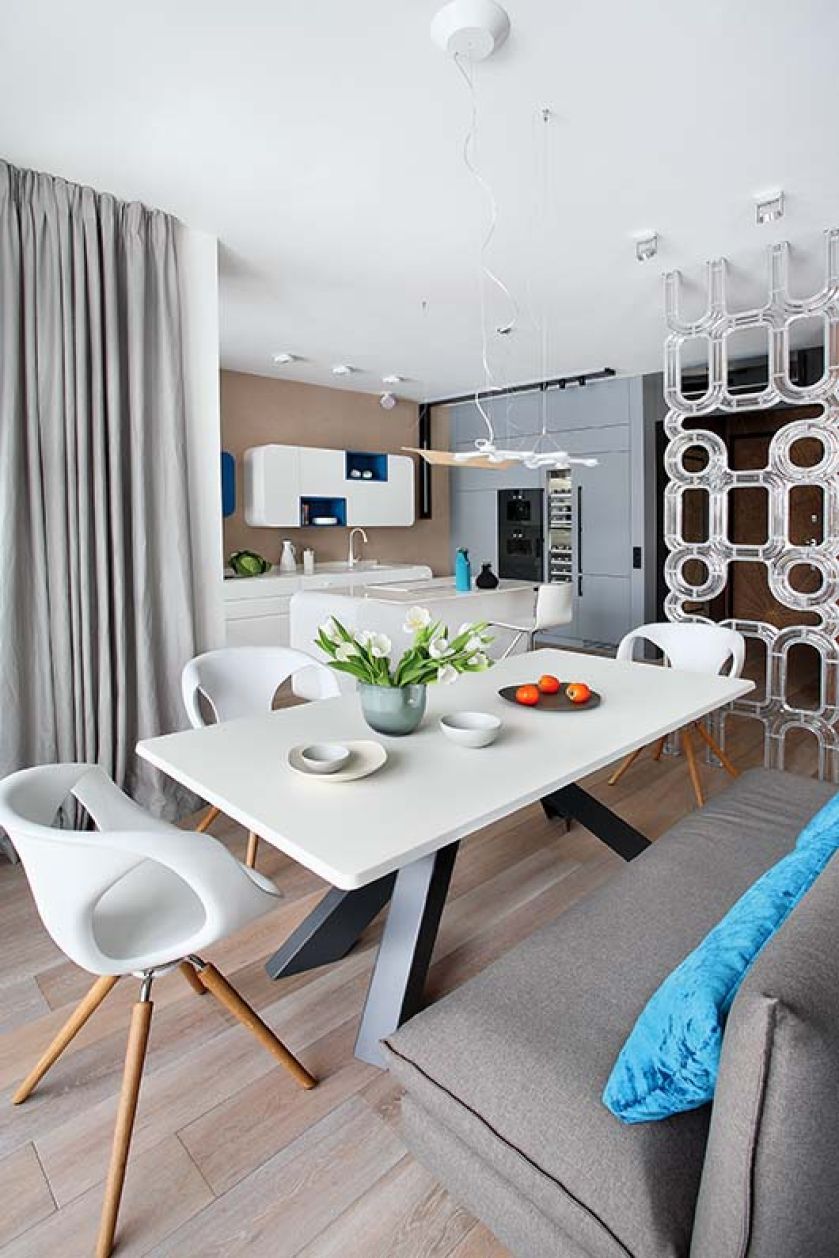 Kuchnia otwarta na salon w bieli i błękicie